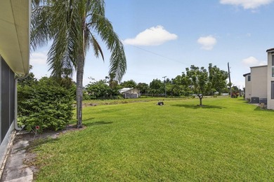 Beautifully maintained 2BR/2BA end-unit villa in desirable - photo 37