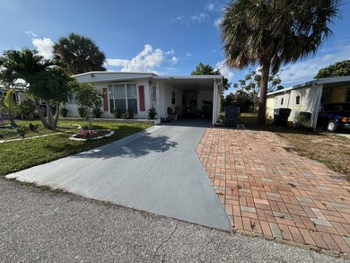 WELL MAINTAINED WITH 2 BEDROOMS, 2 BATHS AND A FLORIDA ROOM WITH - photo 3