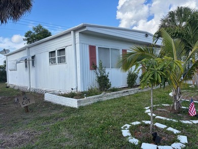 WELL MAINTAINED WITH 2 BEDROOMS, 2 BATHS AND A FLORIDA ROOM WITH - photo 4