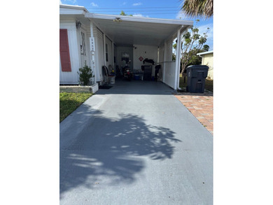 WELL MAINTAINED WITH 2 BEDROOMS, 2 BATHS AND A FLORIDA ROOM WITH - photo 6