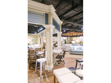 Extraordinary freestanding retail building oriented on a prime - photo 11