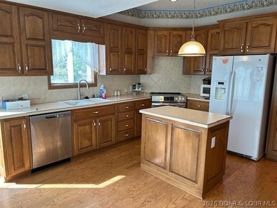 Wonderful lake view from this Gravois home. Original owner is - photo 2