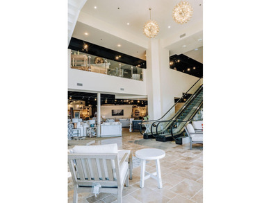 Extraordinary freestanding retail building oriented on a prime - photo 17