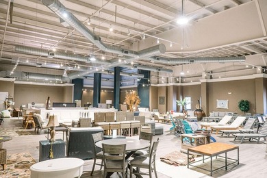 Extraordinary freestanding retail building oriented on a prime - photo 31