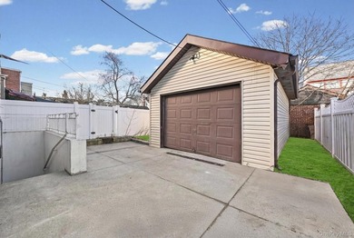 Newly Renovated Oversized 2 Family Brick House in Springfield - photo 17