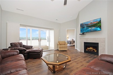 Discover lake living at its best in this top-floor 3 bedroom - photo 1