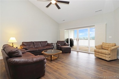 Discover lake living at its best in this top-floor 3 bedroom - photo 4