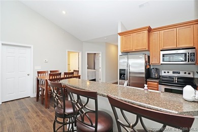 Discover lake living at its best in this top-floor 3 bedroom - photo 7