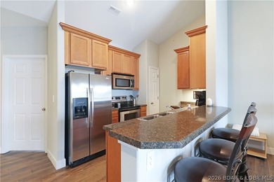 Discover lake living at its best in this top-floor 3 bedroom - photo 8