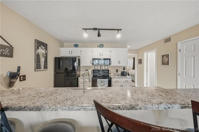 Fresh & inviting 2BR/2BA waterfront condominium at the 21MM! - photo 9