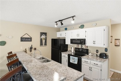 Fresh & inviting 2BR/2BA waterfront condominium at the 21MM! - photo 10