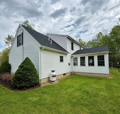 Welcome to 12 Surrey Lane -- where space, comfort, and location - photo 8