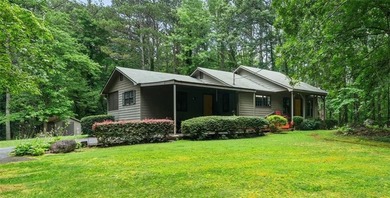 Escape to privacy and convenience with this charming 3-bedroom - photo 1