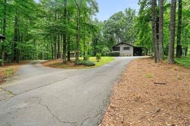 Escape to privacy and convenience with this charming 3-bedroom - photo 4