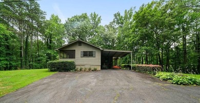 Escape to privacy and convenience with this charming 3-bedroom - photo 6