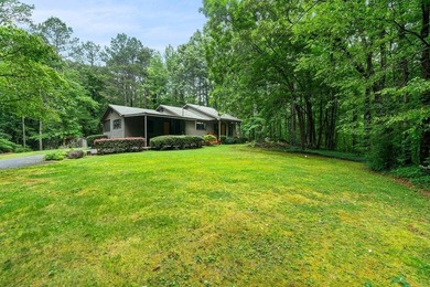 Escape to privacy and convenience with this charming 3-bedroom - photo 8