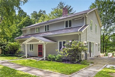 Welcome to your dream retreat, a captivating 3-bedroom - photo 1