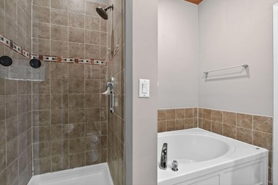 Welcome home to Paradise! Beautifully appointed 3 bedroom, 2 - photo 44