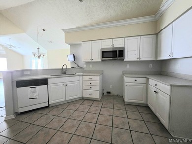 GATED COMMUNITY RESORT-STYLE LIVING! Charming Patio-Home Style - photo 4