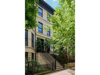 Perfectly positioned in the heart of East Lincoln Park, this - photo 1