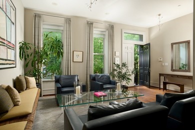 Perfectly positioned in the heart of East Lincoln Park, this - photo 2