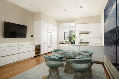 Perfectly positioned in the heart of East Lincoln Park, this - photo 5