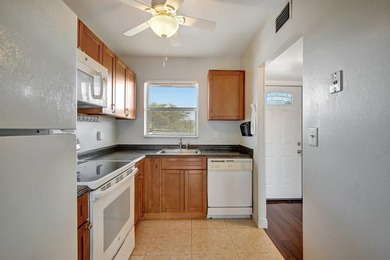 Back on the market. Experience the perfect blend of comfort and - photo 13