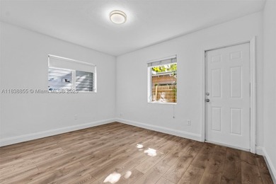 Experience the island lifestyle in this charming 3-bedroom - photo 26