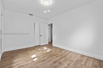 Experience the island lifestyle in this charming 3-bedroom - photo 27