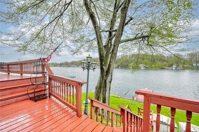 Tucked into the hillside, this awesome lakefront home offers so - photo 37