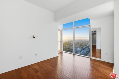 Welcome to the crown jewel of Marina Pointe Drive! An - photo 38