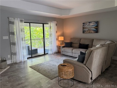 Beautifully remodeled top floor 3 bedroom 2 bathroom move-in - photo 4