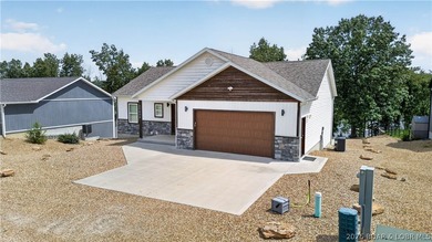 Enjoy waterfront living in this stunning 4-bedroom, 2.5-bath - photo 3
