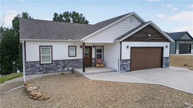 Enjoy waterfront living in this stunning 4-bedroom, 2.5-bath - photo 4