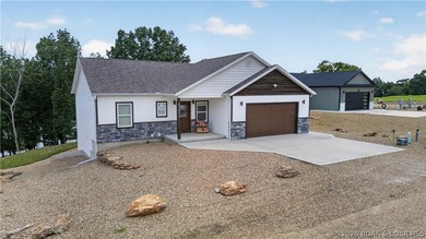 Enjoy waterfront living in this stunning 4-bedroom, 2.5-bath - photo 5
