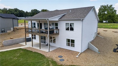 Enjoy waterfront living in this stunning 4-bedroom, 2.5-bath - photo 9