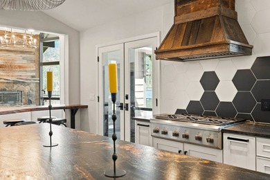 Welcome to a spectacular lakefront estate with sweeping views - photo 15