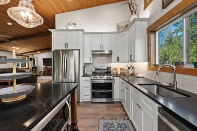 Welcome to a spectacular lakefront estate with sweeping views - photo 29
