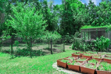 Welcome to this beautifully maintained 4-bedroom, 2.5-bath - photo 30