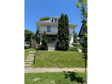 Excellent owner-occupant or investment opportunity! This duplex - photo 1