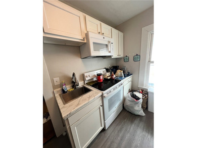 Excellent owner-occupant or investment opportunity! This duplex - photo 2