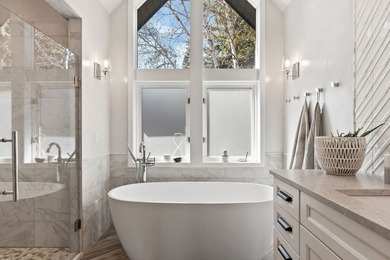 Welcome to a spectacular lakefront estate with sweeping views - photo 48