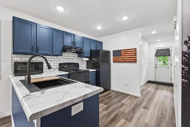 Welcome to this beautifully remodeled 1-bedroom, 1-bath home - photo 7