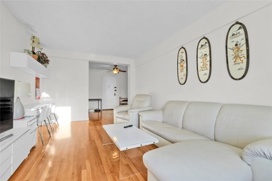 Spacious and sunlit 1-bedroom , offering approximately 750 sq - photo 2
