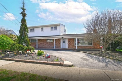 Don't miss out on this GEM in Lindenhurst. Enormous, welcoming - photo 1