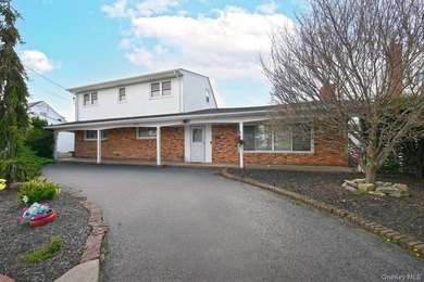Don't miss out on this GEM in Lindenhurst. Enormous, welcoming - photo 2