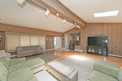 Don't miss out on this GEM in Lindenhurst. Enormous, welcoming - photo 3