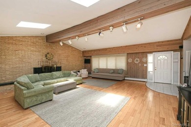 Don't miss out on this GEM in Lindenhurst. Enormous, welcoming - photo 4