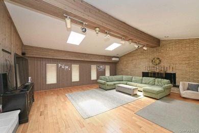 Don't miss out on this GEM in Lindenhurst. Enormous, welcoming - photo 5