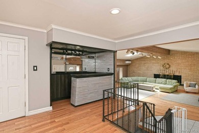 Don't miss out on this GEM in Lindenhurst. Enormous, welcoming - photo 6